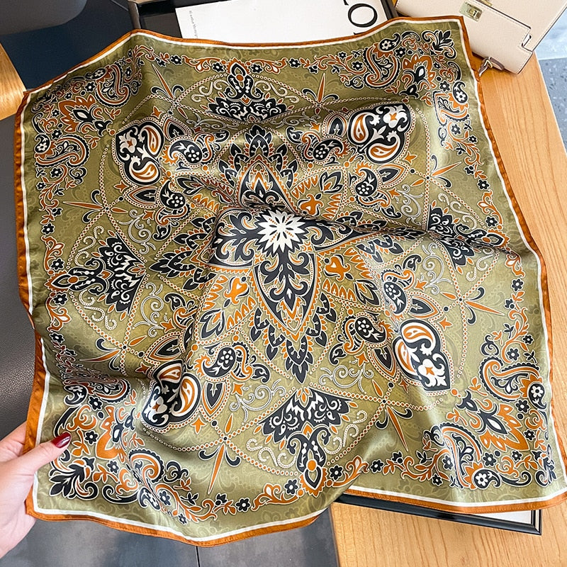 100% Silk Green Square Chic Ornament Woman | La Parisienne