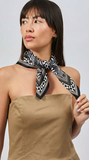 Quadrato Scarf in 100% Silk Signature | La Parisienne